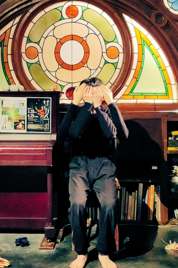 ryo_pokeharo_'s tweet image. 2026,4,19 #うっふ

うっふでは初めましての #ON さん
この日をすごく楽しみにしてた
うっふverもめっちゃよかった
ギシギシ(ミシミシ？)階段を降りてくる音が聞こえてきただけでぞわぞわ…わくわくした
椅子を使ったパフォーマンスも好きだなぁ
あの場面もこの場面も…とあげ出したらキリがないかも