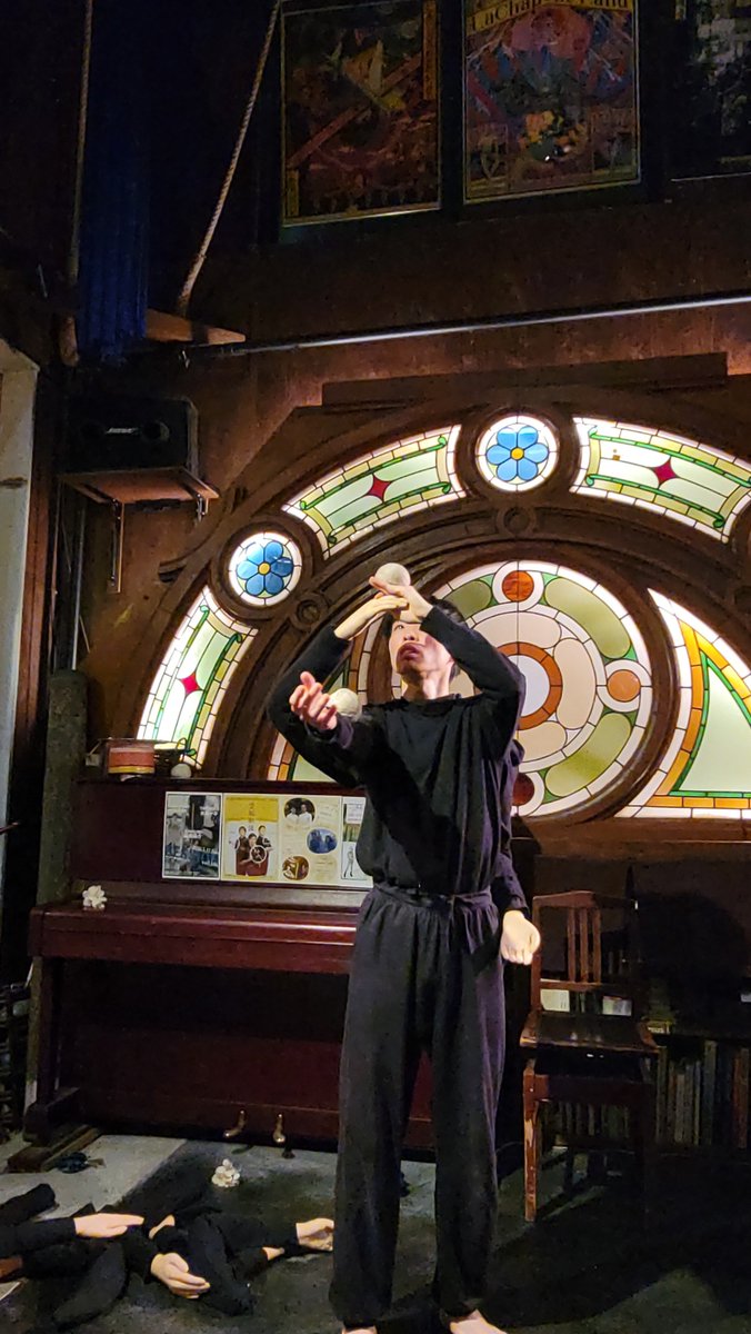 ryo_pokeharo_'s tweet image. 2026,4,19 #うっふ

うっふでは初めましての #ON さん
この日をすごく楽しみにしてた
うっふverもめっちゃよかった
ギシギシ(ミシミシ？)階段を降りてくる音が聞こえてきただけでぞわぞわ…わくわくした
椅子を使ったパフォーマンスも好きだなぁ
あの場面もこの場面も…とあげ出したらキリがないかも