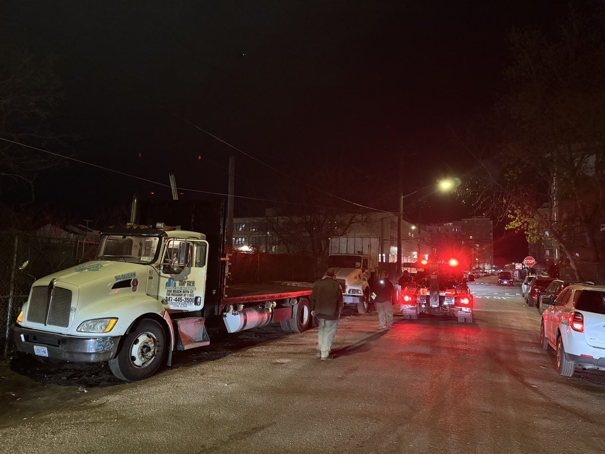 NYPD100Pct's tweet image. The Quality of Life Team, under the supervision of Sgt Koseoglu and officers Farrell and Cortez, is dedicated to addressing concerns regarding illegally parked vehicles in #Rockaway through towing and summons enforcement. For issues related to this matter, please call 311.