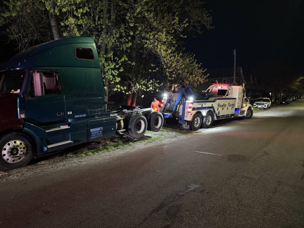 NYPD100Pct's tweet image. The Quality of Life Team, under the supervision of Sgt Koseoglu and officers Farrell and Cortez, is dedicated to addressing concerns regarding illegally parked vehicles in #Rockaway through towing and summons enforcement. For issues related to this matter, please call 311.