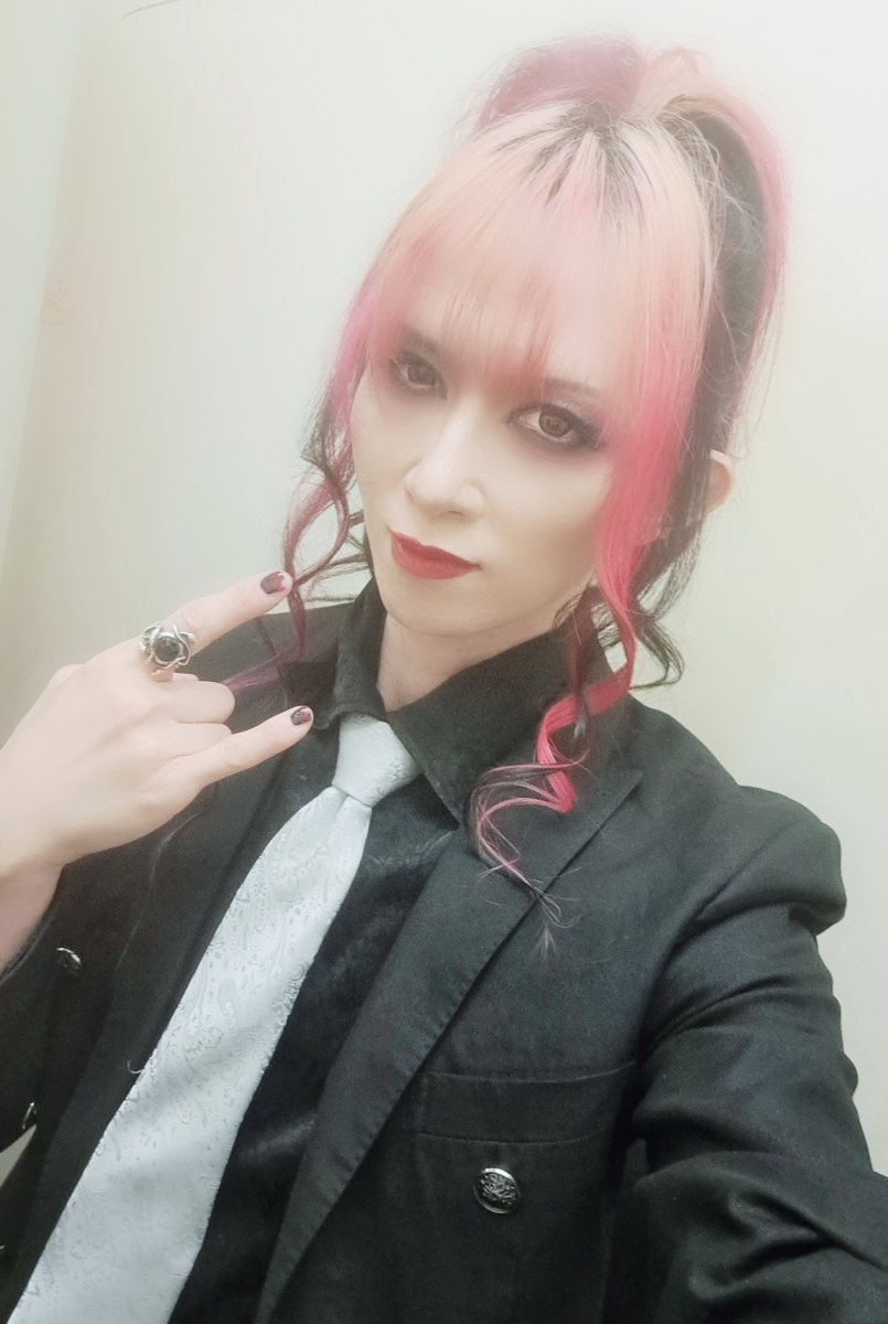 YouDotOfficial's tweet photo. 昨夜は川崎セルビアンナイトお疲れさま！
菴君生誕祭でした☆
SHAKA-TICK初参加、手練れのメンバーとノってくれたファンの皆さんと楽曲の良さでめちゃくちゃ楽しかったです♪
皆様ありがとうございました！
また演りたいな☆
菴君改めておめでとう✨ https://t.co/sdqqAAsFeL