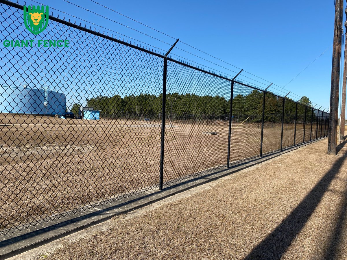 GiantFence's tweet image. Secure your perimeter with black PVC coated chain link fence + barbed wire—built for durability and enhanced protection. 🔒 #metal #mesh #manufacturing #giantfence #manufacture #safety #chinafence #fence #chainlinkfence