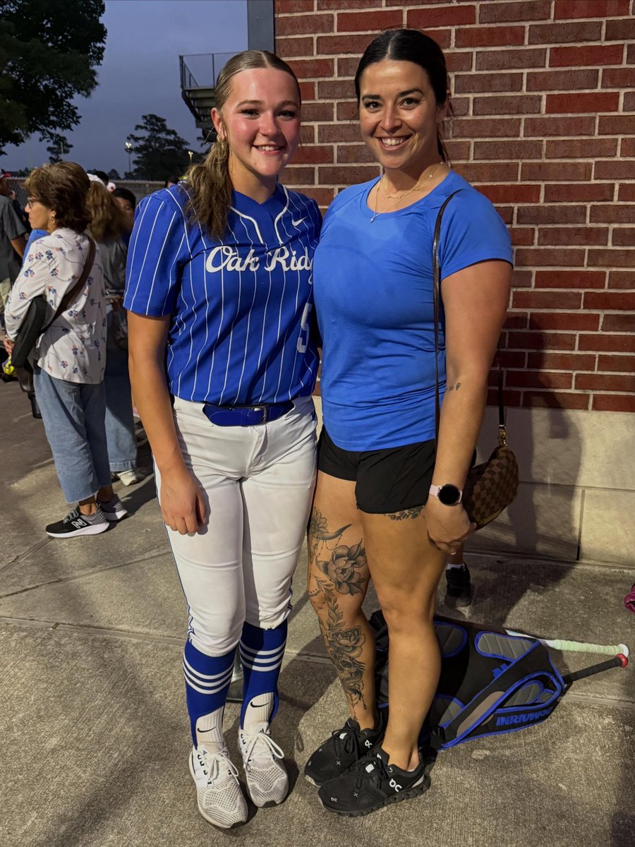 PHSOFTBALLTX's tweet image. Watched BOTH my girls leave the yard in playoffs! Yeah, we built for this 💣 #playoffs #homerun #support @MacyBrowning27 @ReaganEldred28