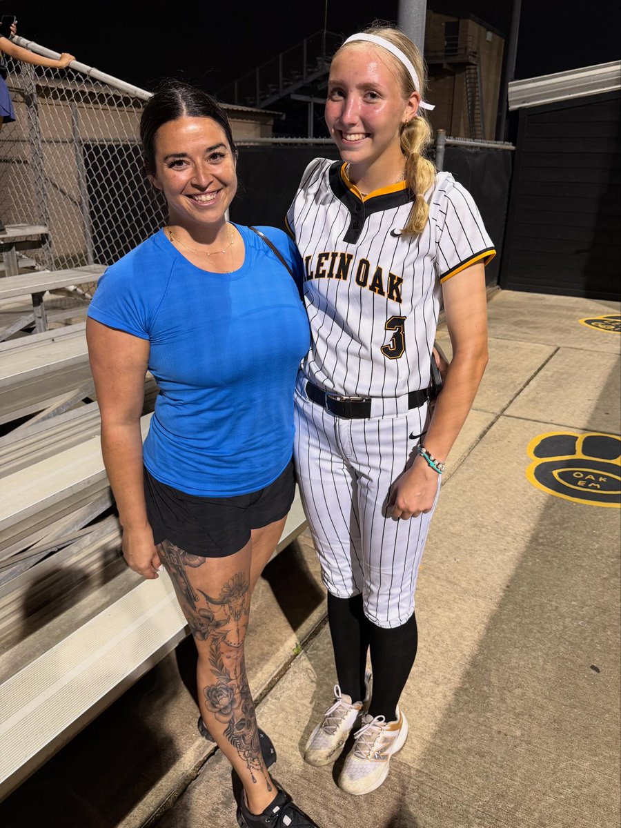 PHSOFTBALLTX's tweet image. Watched BOTH my girls leave the yard in playoffs! Yeah, we built for this 💣 #playoffs #homerun #support @MacyBrowning27 @ReaganEldred28