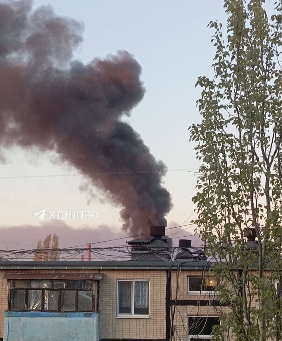зруйновано декілька житлових будинків. в одному з них обрушився цілий підʼїзд, під завалами знаходяться люди.