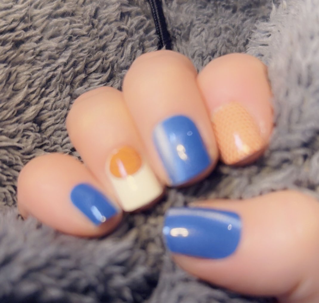 flutiefan's tweet photo. hey #Dateline Fam! it’s my bedtime but just finished #DatelineNails! last night’s game was crushing, so hoping my #Knicks Nails inspire a turnaround! 
all press ons: blue are #Temu and white are #KleoKolor. the bball overlays are #ColorStreet! @DatelineNBC @DatelineNBCProd https://t.co/r5tB0FmCkU