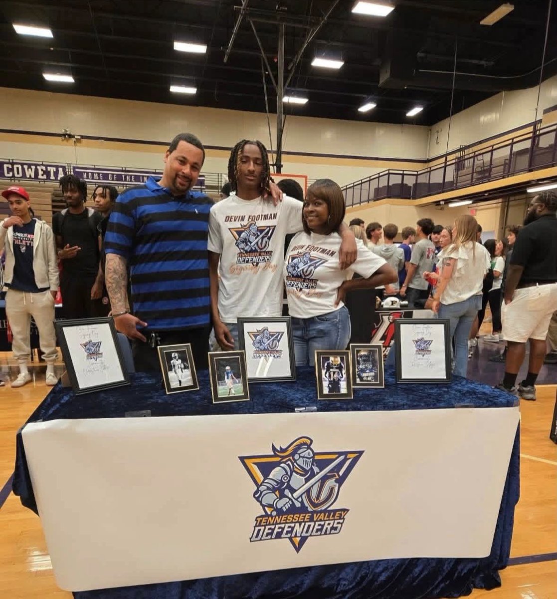 devin_footman's tweet photo. Time to turn the page to a new chapter! Blessed to now be apart of the @tvdefenders I’m grateful to have my family to come and share with me on today. Special thanks to them, my teammates, trainers and coaches that helped me along the way! AGTG 💙💛 @CoachSmallEC @KelvisWhite https://t.co/kQn9NwEPm4