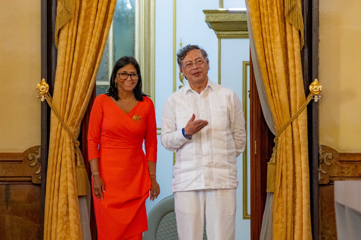 infopresidencia's tweet photo. #EnImagenes 📸 | Finaliza la visita oficial del Presidente @PetroGustavo con la presidenta encargada de Venezuela, @delcyrodriguezv. 🇨🇴🇻🇪

Tras la reunión que sostuvieron ambos mandatarios junto con sus delegaciones, se establecieron varios acuerdos orientados en 7️⃣ áreas de trabajo: migración, educación, cultura, comercio, asuntos ambientales, salud y defensa.

✅ Se hizo un llamado para consolidar esfuerzos para enfrentar a las bandas criminales y las economías ilegales: "La frontera no puede ser de nadie más que los pueblos", afirmó el mandatario.

✅ Integración alimenticia para garantizar la seguridad nutricional de la niñez.