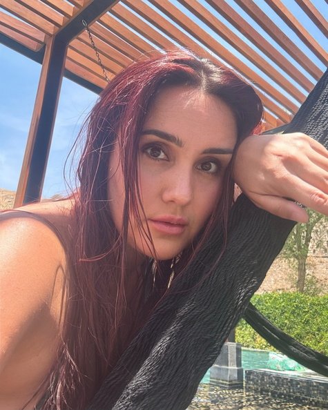 ah ela sem maquiagem é um bebezinho...