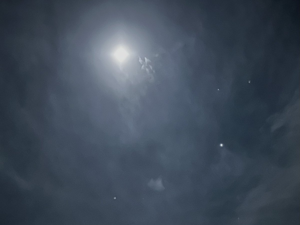 Wind_Sky_358's tweet photo. #2026_Apr_24
.
夜空を見上げながら
今日は上弦の月だねと
肉眼では見えるのに
スマフォには映らず
零れる溜息に
夜風が伝言を届け
去って行く
貴方に届けば
私はそれだけで
満足よと・・・
.
#月夜
Youtube
#遠い空でも繋がっている
#Keysound
https://t.co/F8eIHEs2QC https://t.co/nxoyROgPie