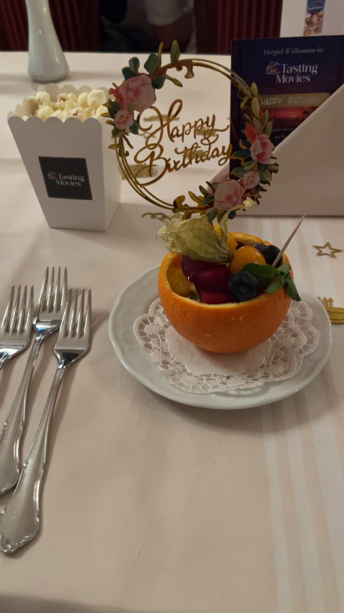 nornal sraha tweet media