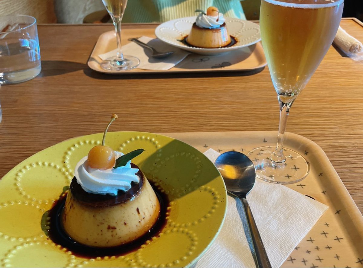 naominkubo's tweet image. 【毎月25日 プリンの日】

手作りプリンはとってもシンプルな材料で心身の養生に🥰

卵は気血を補い、情緒の安定、眠りを良くし、お肌や髪を潤す。
牛乳は血と潤いを補い、虚弱体質や便秘に。

お砂糖少なめにすれば罪悪感も減らせる。
頑張ってる自分のご褒美✨
美容と健康にプリン食べよう🍮
