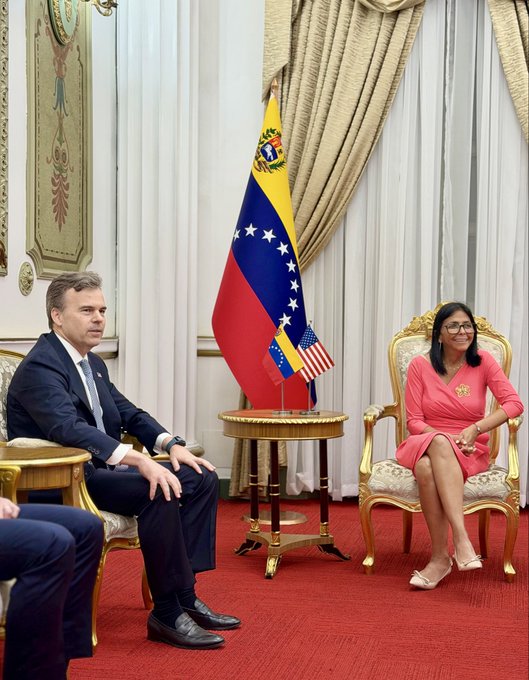 ¿Jalón de orejas?

Desde Estados Unidos se insiste en la importancia de implementar las tres fases en Venezuela 

El encargado de negocios, John M Barrett <a href="/usembassyve/">Embajada de los EE.UU. en Caracas</a>, se reunió con Delcy en Miraflores para buscar resultados que beneficien tanto a los estadounidenses como a los