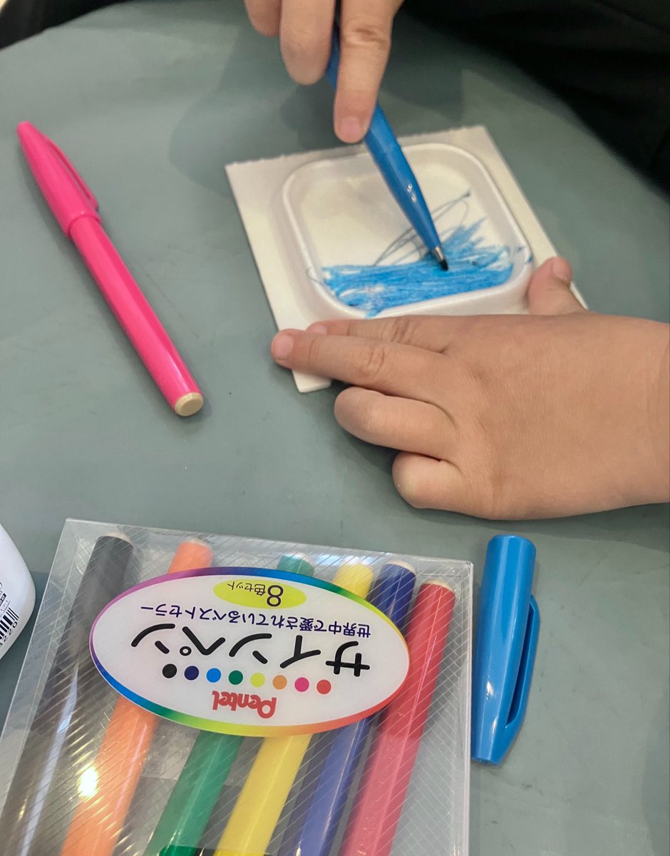 chromedium96's tweet photo. 我が家の子供達が発明した名もなき遊び。

1 納豆パックの蓋に水性ペンで色をつける。何色か重ねたほうが楽しい。
2 木工用ボンドを豪快に絞り出す
3 綿棒で混ぜる
4 半日〜一日乾かす

作業そのものがちびっこには楽しく、乾かすと思いがけない色が出てきて面白い。
納豆食べるたびにやってる。 https://t.co/A5sJwpmiKb