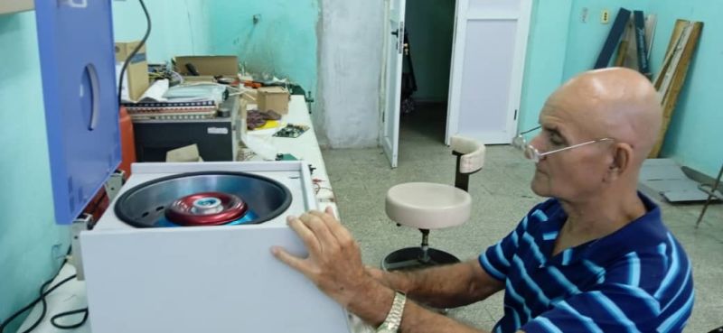 🇨🇺 Un innovador “millonario”

🧑🏼‍🔧 Carlos Alberto Hernández Rodríguez lleva más de 40 años vinculado a la Electromedicina.

✅En los últimos 3 años ha implementado cerca de 20 innovaciones, con un impacto económico superior a los 12 millones de pesos.

Más👉 escambray.cu/2026/un-innova…