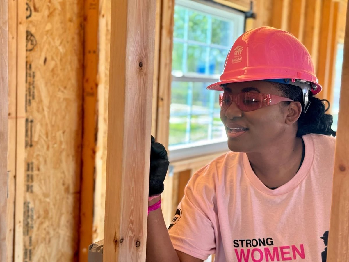 AustinArthurWO's tweet photo. Incredible day with West Orange Habitat for Humanity, as @PepsiCo came out for a @pepsi Build. They WORKED HARD, and presented a generous $35K check, and that was just the beginning! $10K more from their foundation - partners like this make homeownership possible for others! https://t.co/1jrjjHkUmL