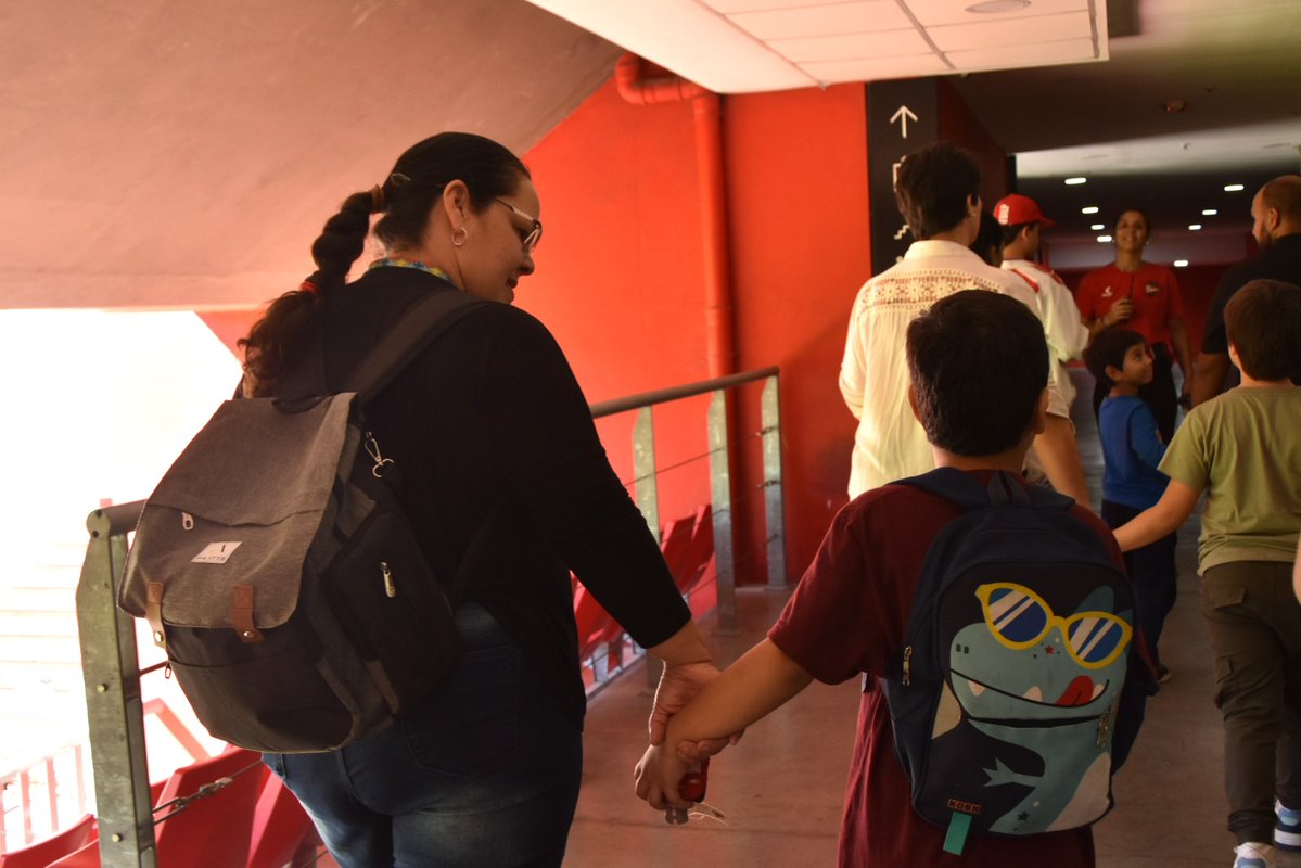 ❤️🏟️ Recorrer, compartir y encontrarnos

Hoy recibimos a Familias Tea - La Plata, en una nueva jornada de encuentro en nuestro estadio.

Recorrimos cada espacio de UNO, compartimos ideas, nos reímos y disfrutamos en familia, en un ambiente de respeto, cercanía y contención.