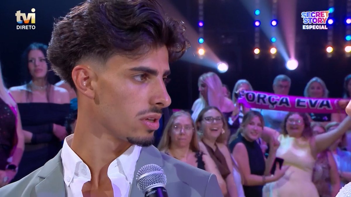 Mas este cromo ainda está a ponderar ter uma conversa com a Eva ?  O pá deixa a Eva em paz e vai dar uma volta ao bilhar grande . #sstvi