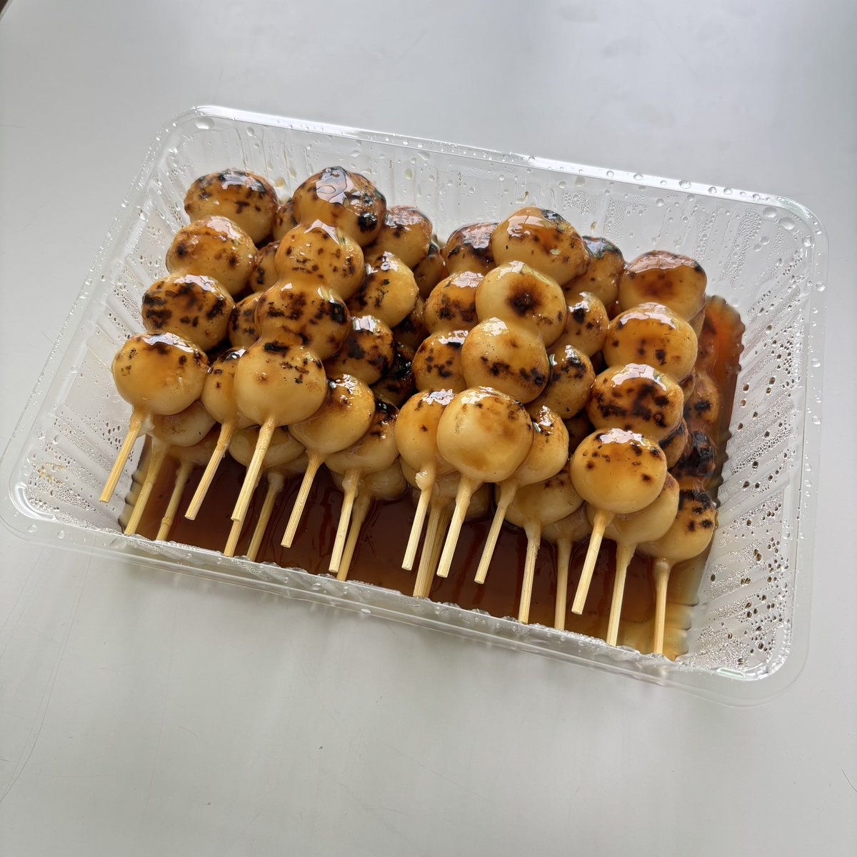 昨日サトーカメラYouTubeのリスナーさんから、出来たてのみたらし団子をいただきました🍡  
まだ温かくて最高…！  
みんなで美味しくいただきました😊  
ありがとうございました🙏