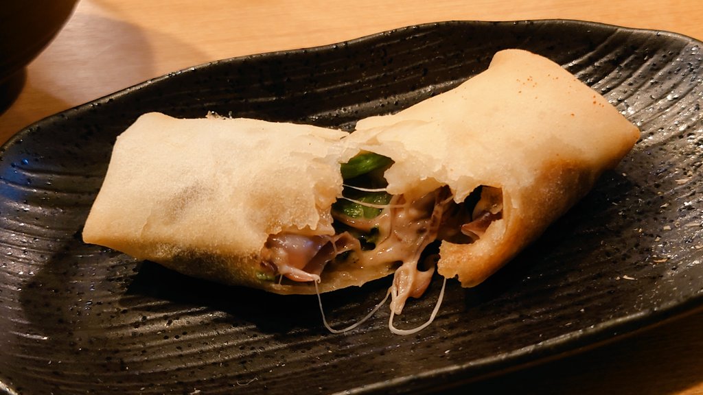 サカナス商店は創作春巻きも美味しい
春はホタルイカと菜の花のチーズ春巻き

喰ってみな トブぞ🦑