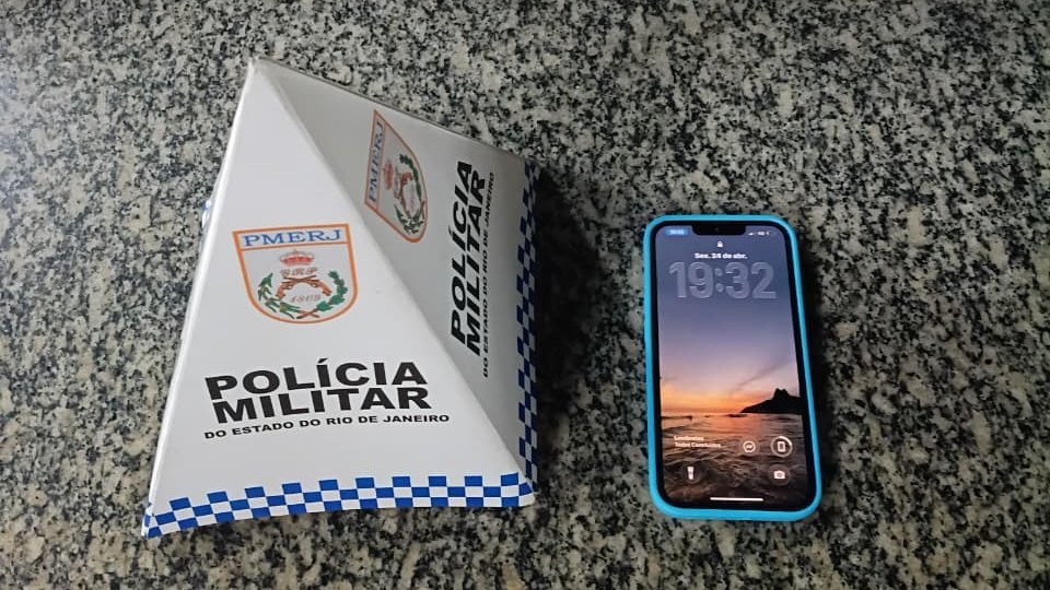 PMERJ's tweet photo. O veículo foi interceptado e três suspeitos detidos. Momentos antes da abordagem, um celular foi arremessado pela janela traseira, sendo localizado próximo ao ponto da interceptação.
Com apoio do #4BPM, a ocorrência foi encaminhada à 6ª DP para as medidas cabíveis. https://t.co/zKAZfTu711