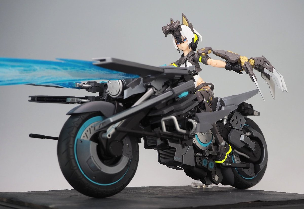 専用に作ったのかと疑うくらい実に馴染む…！
武装足が細身かつ可動バッチリなのでデザインも相まってバイクとの相性が良すぎるぞガルム·リッパー！
#メガミデバイス
