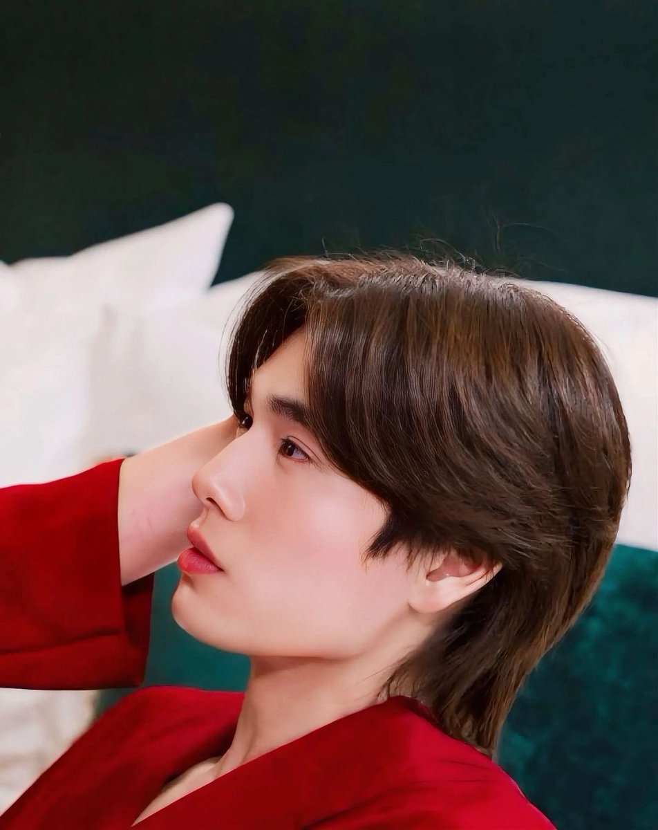 ITS THE FUCKING EYES 😭😭😭

He can say so much with just his gaze!! 

U can literally hear him in ur head saying “I love u so much, I'm yours, please devour me Theerakit Kian Lee" 

I'm so stressed with how good he is 😭😭😭😭😭