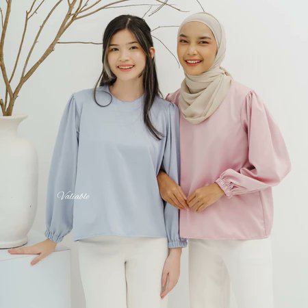 caerule4phile's tweet photo. Shiny texture, soft touch &amp; quiet luxury look in one blouse? Yes please! ✨ https://t.co/PsBfJJgh3v