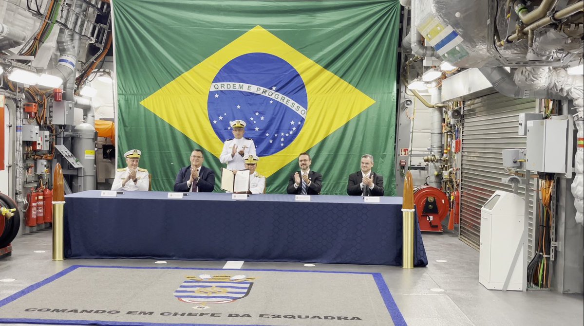 SA_Defensa's tweet image. 📍Rio de Janeiro, #Brazil (🇧🇷)

The @marmilbr, @embraer, &amp;amp; TKMS signed a Memorandum of Understanding (MoU) for a potential 2nd Batch of 4x Tamandaré-class Frigates.

The MoU was signed today on board the Tamandaré (F200) during her commissioning ceremony.