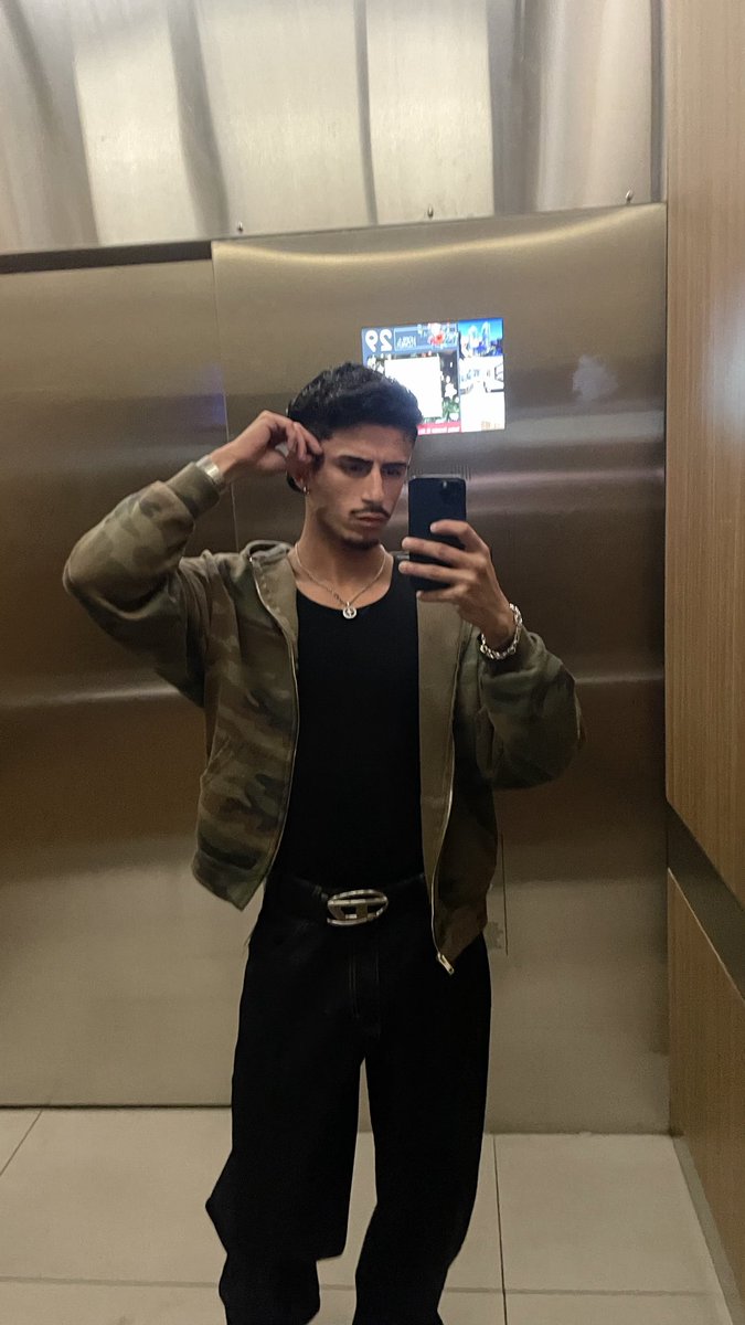 saulRod644's tweet photo. Elevator flicks https://t.co/zh9ZvDJSb4