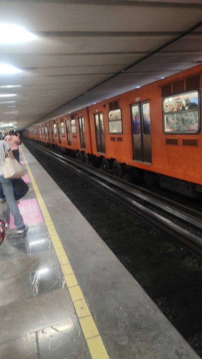 krlym's tweet photo. Siempre es lo mismo en la línea 3 del metro, una porquería lleva parado 10 min.  @MetroCDMX https://t.co/rtxQxMawL4