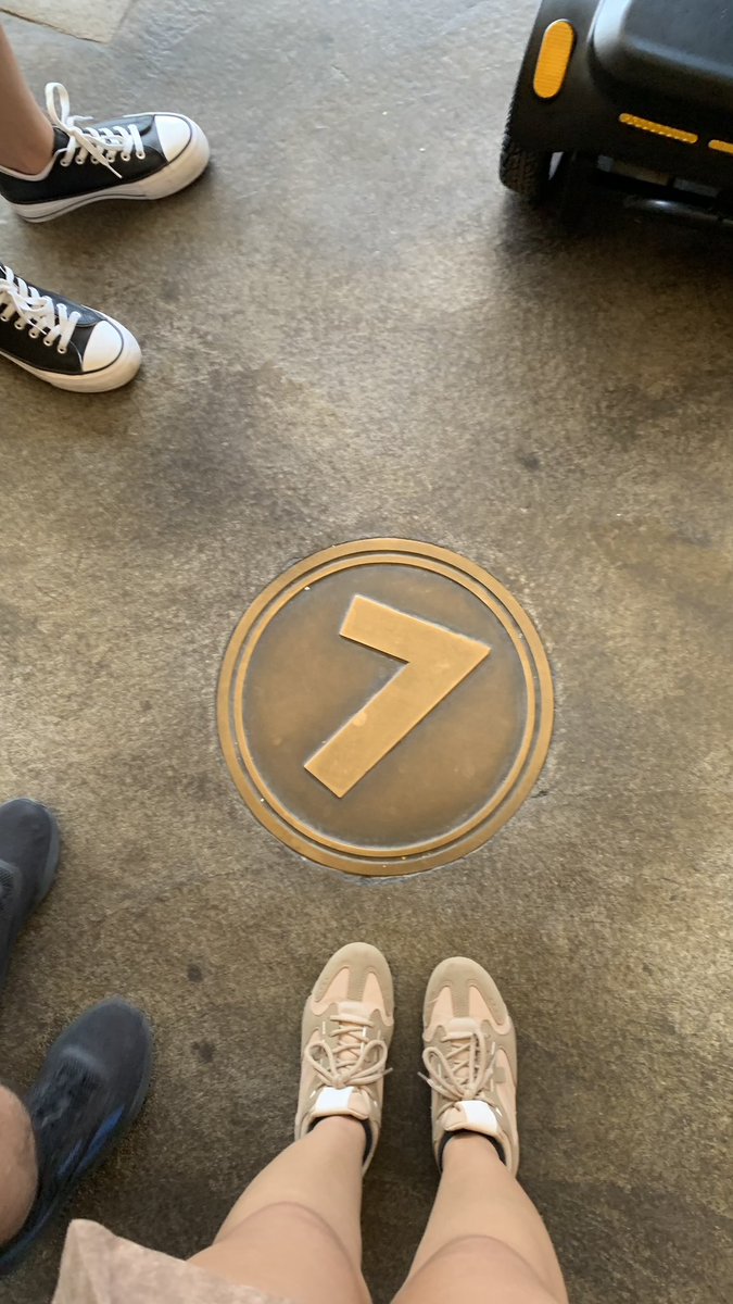 hoy el siete me persiguió en todos los juegos y atracciones EL UNIVERSO SABE QUE MAÑANA VEO A LOS AMORES DE MI VIDA