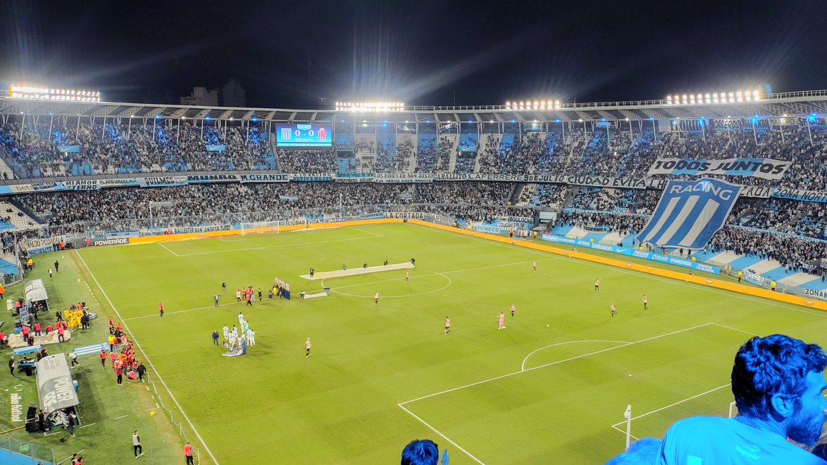 albertkyo's tweet photo. Lo que me gusta Racing cuando la barra está sancionada. Aunque se extrañan los bombos, salen a relucir los verdaderos hits https://t.co/MRMYFIG68a