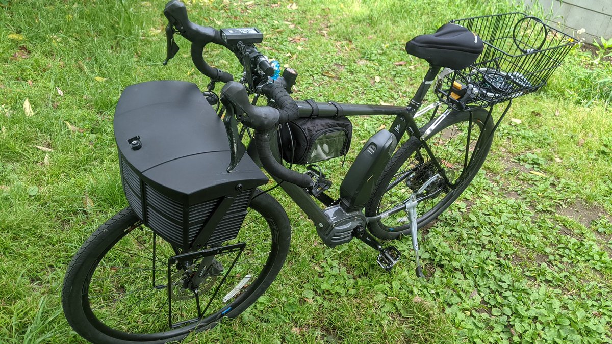 GameBlacky's tweet photo. e-bikeミヤタROADREXに前カゴを付けてみた
天気予報を見ず仕事帰り雨でずぶ濡れがよくあり、雨具入れっぱなしにしたいなと、サギサカの鍵付き前カゴ
ヘルメット義務化になれば、鍵付きカゴ流行りそう
STIレバーのギア干渉も、ハンドル角を起こし、カゴ吊り下げ金具の穴を下に増設し回避
底面ギリギリ😅 https://t.co/kwiXuF5lav