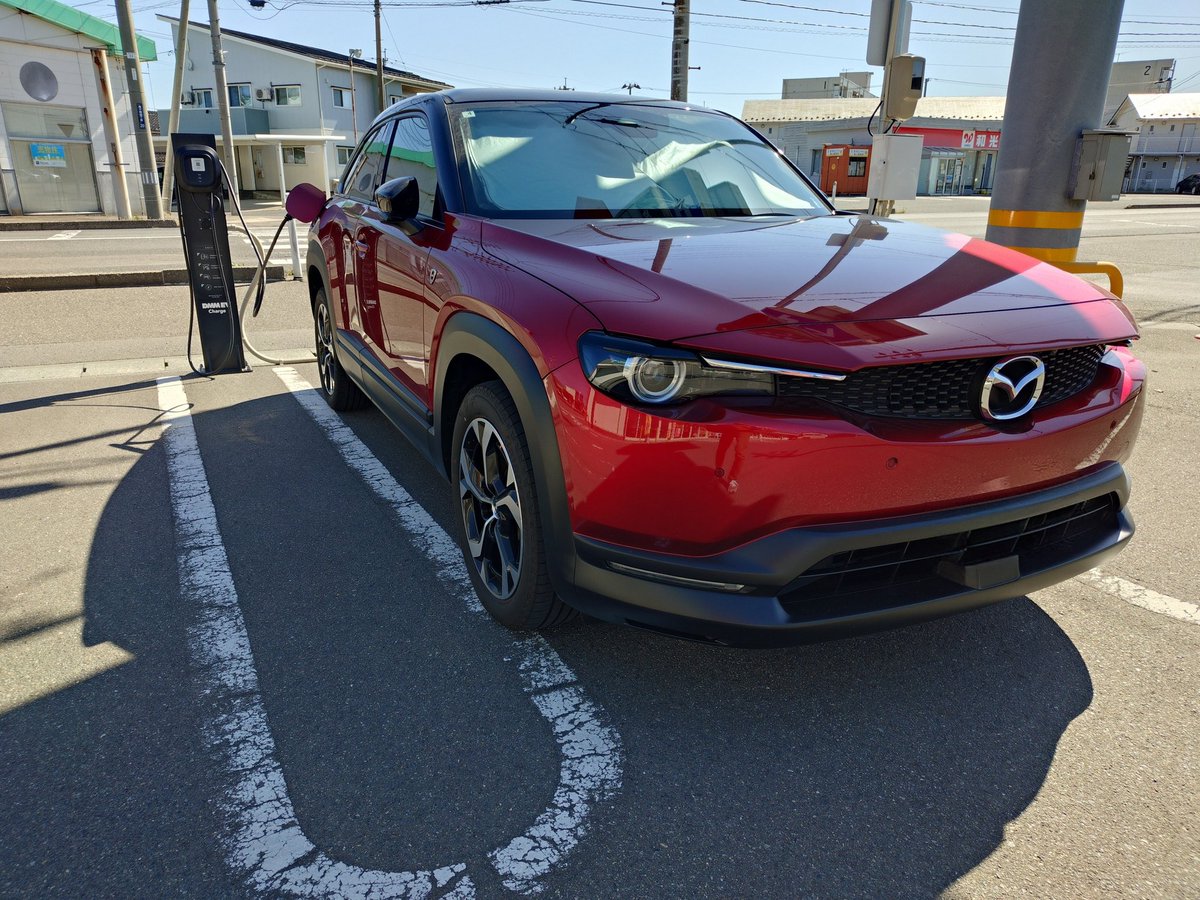 white_stone_rs's tweet image. おはようございます☀
只今充電中⚡️
スタバで☕&amp;amp;🍰楽しんでます。
充電時間を嫌う人いますけど、
その時間を無駄と考えるか？有意義に考えるかはその人次第…。😆
自分は土日休みをしっかり楽しんですよ。#MX30 #RotaryEV