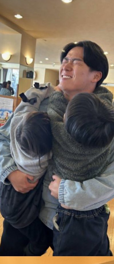 d97498206's tweet photo. 児童養護施設の子供たちと交流子供たちと交流するドジャース山本由伸選手☺️
　
同園によると「前々から社会的養護のお話を聞きたいスポーツ選手がいる」との関係者から来園希望の声があり、承諾を受けたところ山本のサプライズ来園が実現した。

(聖園子供の家公式サイトから引用)
#山本由伸 https://t.co/ORrjk0r66w