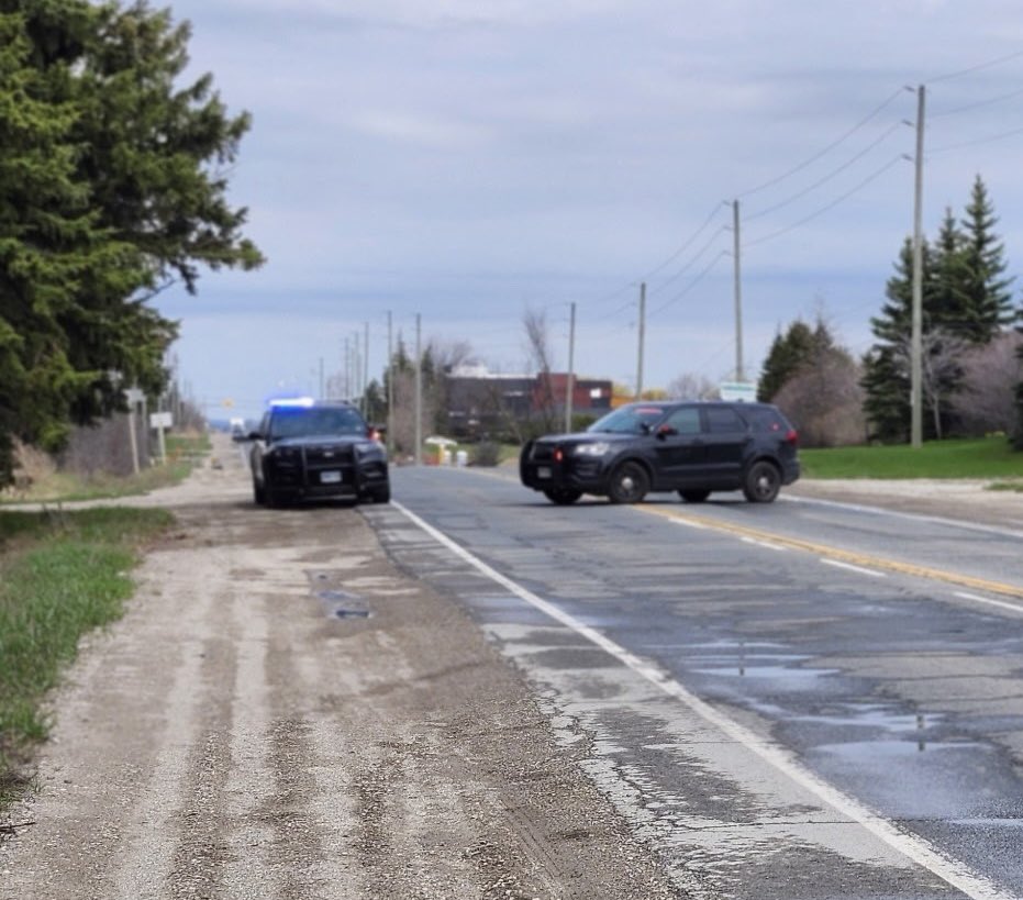 401_da_sarpanch's tweet image. #REPORT: 78-YO Pronounced Deceased Following A Two Vehicle Collision Between School Bus And Sedan On📍Mayfield &amp;amp; Innis Lake Rd In Caledon,ON.

School Bus Was Carrying Eight People, Including 6 Students. 78-YO Driver Of The Sedan Was Pronounced Deceased On Scene. Driver Of School