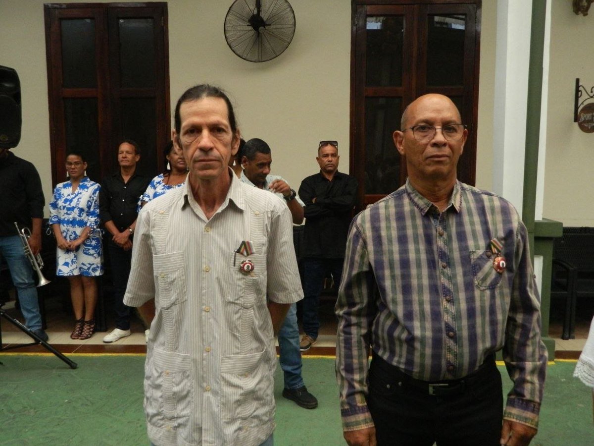 El acto resaltó, además, la esencia del reconocimiento sin artificios, dirigido a quienes han demostrado con hechos —y no únicamente con palabras—, que la constancia, la creatividad y la capacidad de superar obstáculos constituyen pilares esenciales para el desarrollo del país.