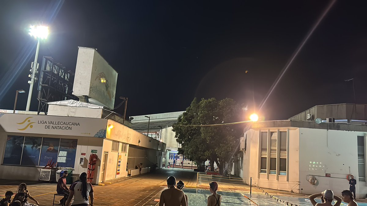juliann2s's tweet photo. Hola @natacionvalle, un cariño a las luminarias de las piscinas. @EMCALIoficial  @AlcaldiaDeCali @alejoeder - será posible?…vamos yo se que Uds pueden darle mejor cara a estos escenarios. https://t.co/Em4P7M8Coh