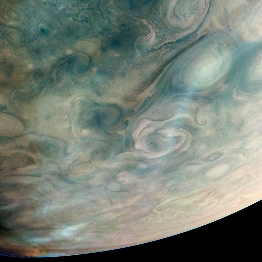 Облака Юпитера, запечатлённые аппаратом NASA Juno во время близкого пролёта над атмосферой планеты.