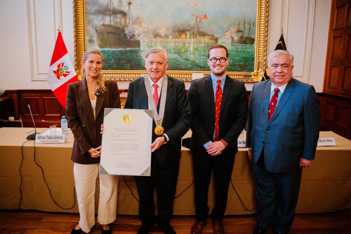 AlejandroCavero's tweet photo. Hoy tuvimos el honor de recibir al profesor Jesús Huerta de Soto en el Congreso, en una conferencia que puso en el centro el valor de la libertad económica y sus implicancias para el desarrollo. 📚
En tiempos de populismo, abrir estos espacios es más necesario 🇵🇪 https://t.co/nIGE6i7TSF