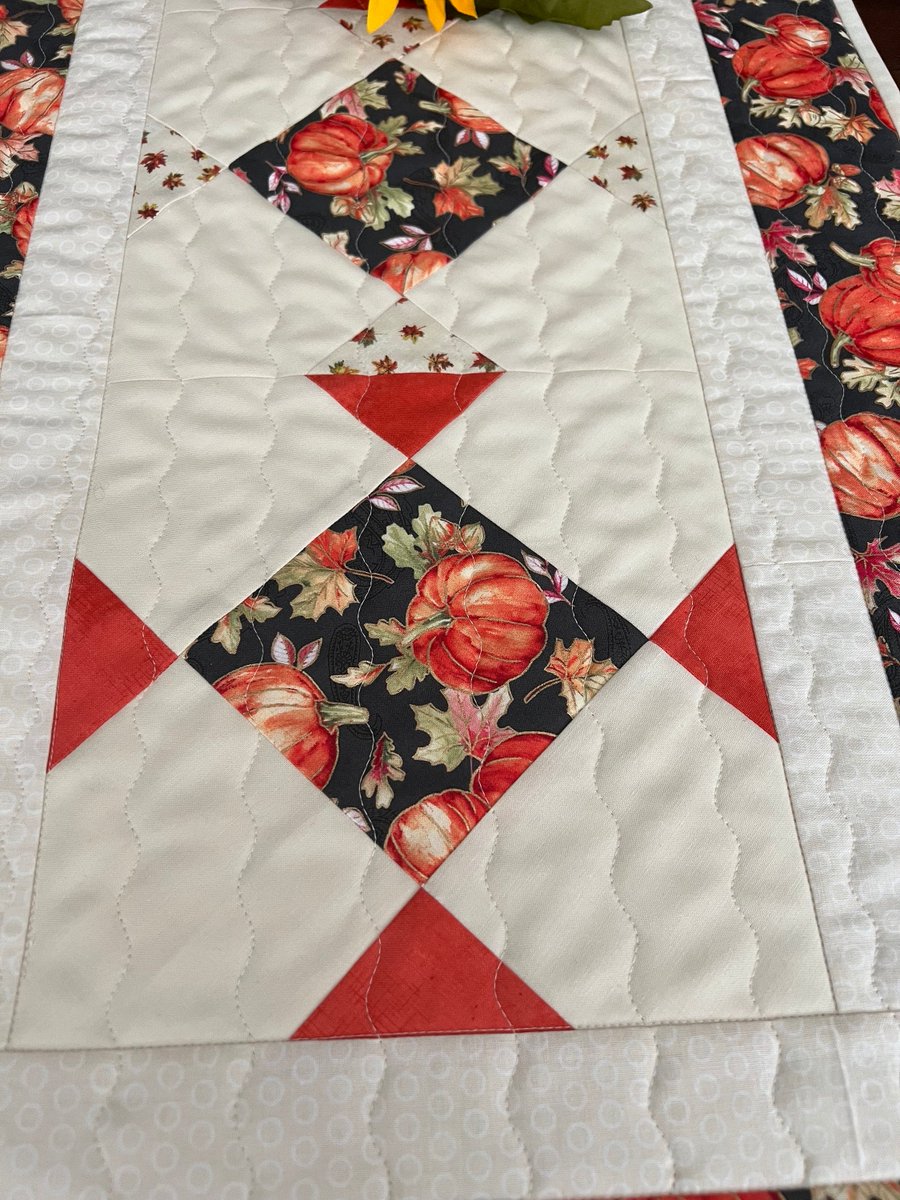 angelhw1956's tweet image. Quilted Fall/Thanksgiving Table Runner tuppu.net/bae02986 #TeaTimeQuiltsnMore #Etsy #ThanksgivingRunner