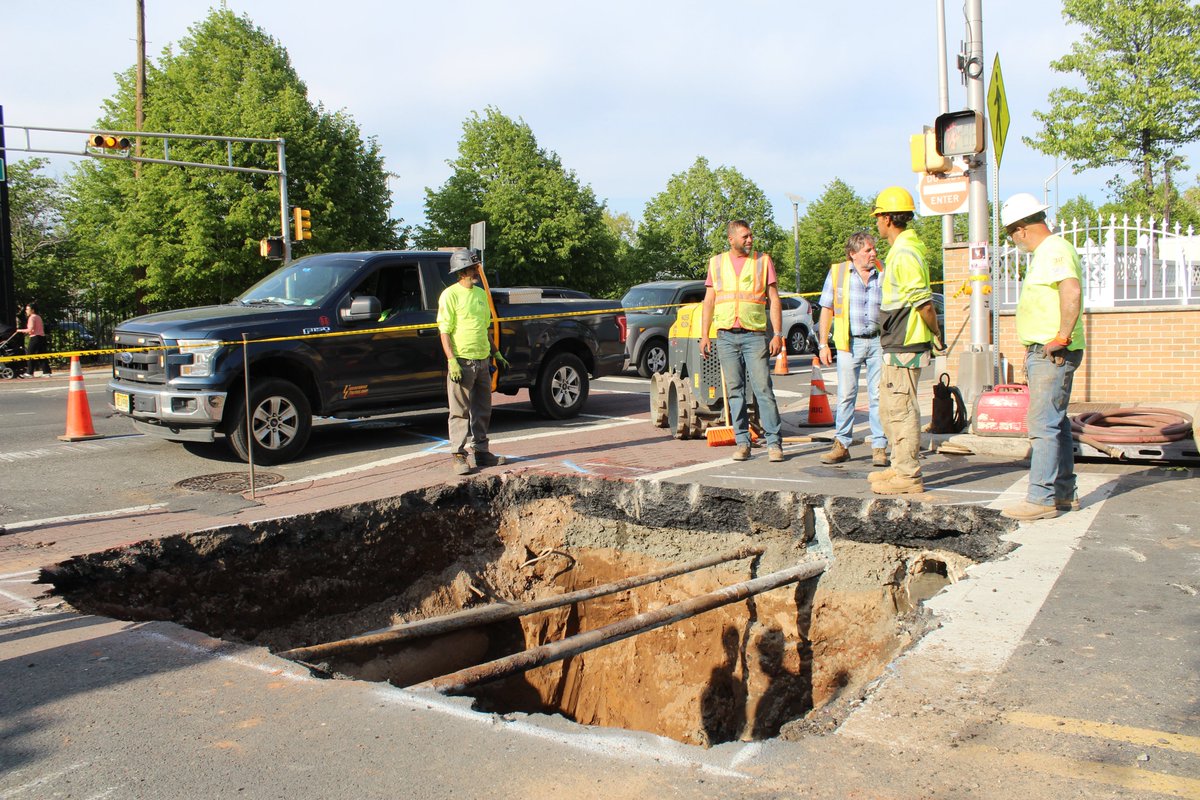 waternewarknj's tweet image. While the city winds down for Friday night, Newark is still on the clock and responding to #water and #sewer emergencies citywide💧
Check the 'Alerts' tab on our website for construction near you at water.newarknj.gov/alerts-1 

#NewarkNJ #CityofNewark
