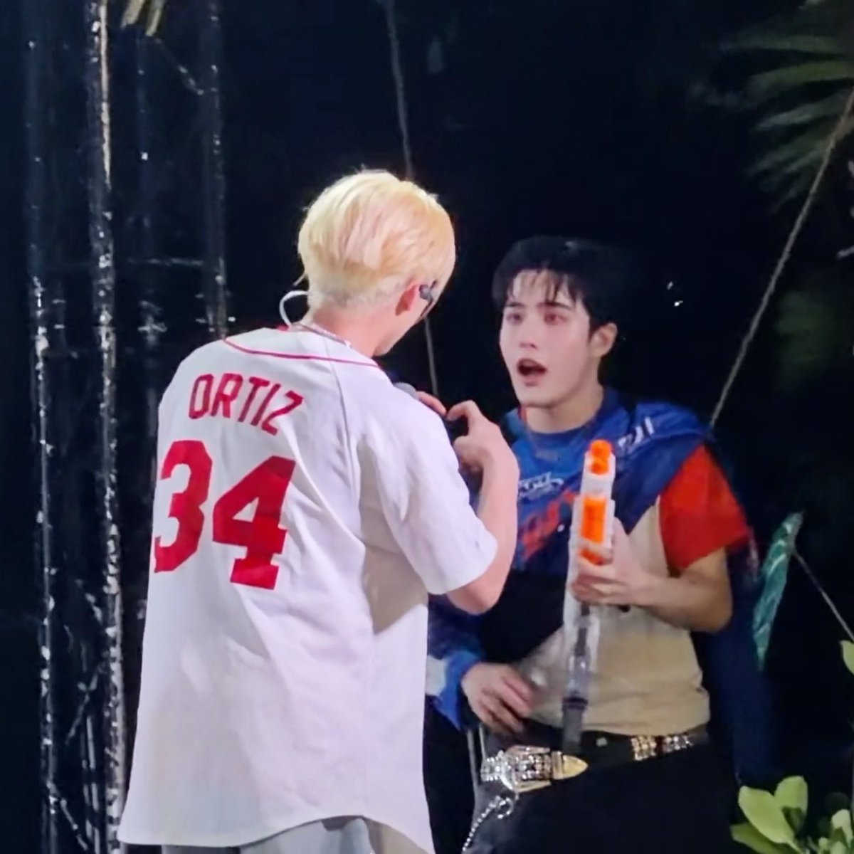 TongTong_BT22's tweet image. พี่เรียวจิฮีเอ็นดูน้องฟอร์ดจริงๆว่ะ
อย่าให้ใครไปบอกแกนะ ว่าแกไม่ใช่พ่อแท้ๆน้องฟอร์ด เดี๋ยวเพิ่นสิไห้ 

#WOLFHOWLHARMONY #RYOJI 
#FLIO #FordAllan
#CLOUDDREAMproject