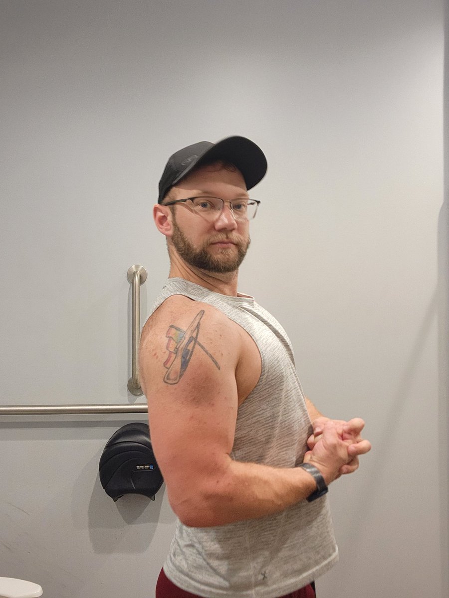 JoeMistic's tweet image. Good woek outtoday buddies hubby took some pics for my form while I wasnt looking. I really liked em. 
#muscle #workout #fitness #flexing