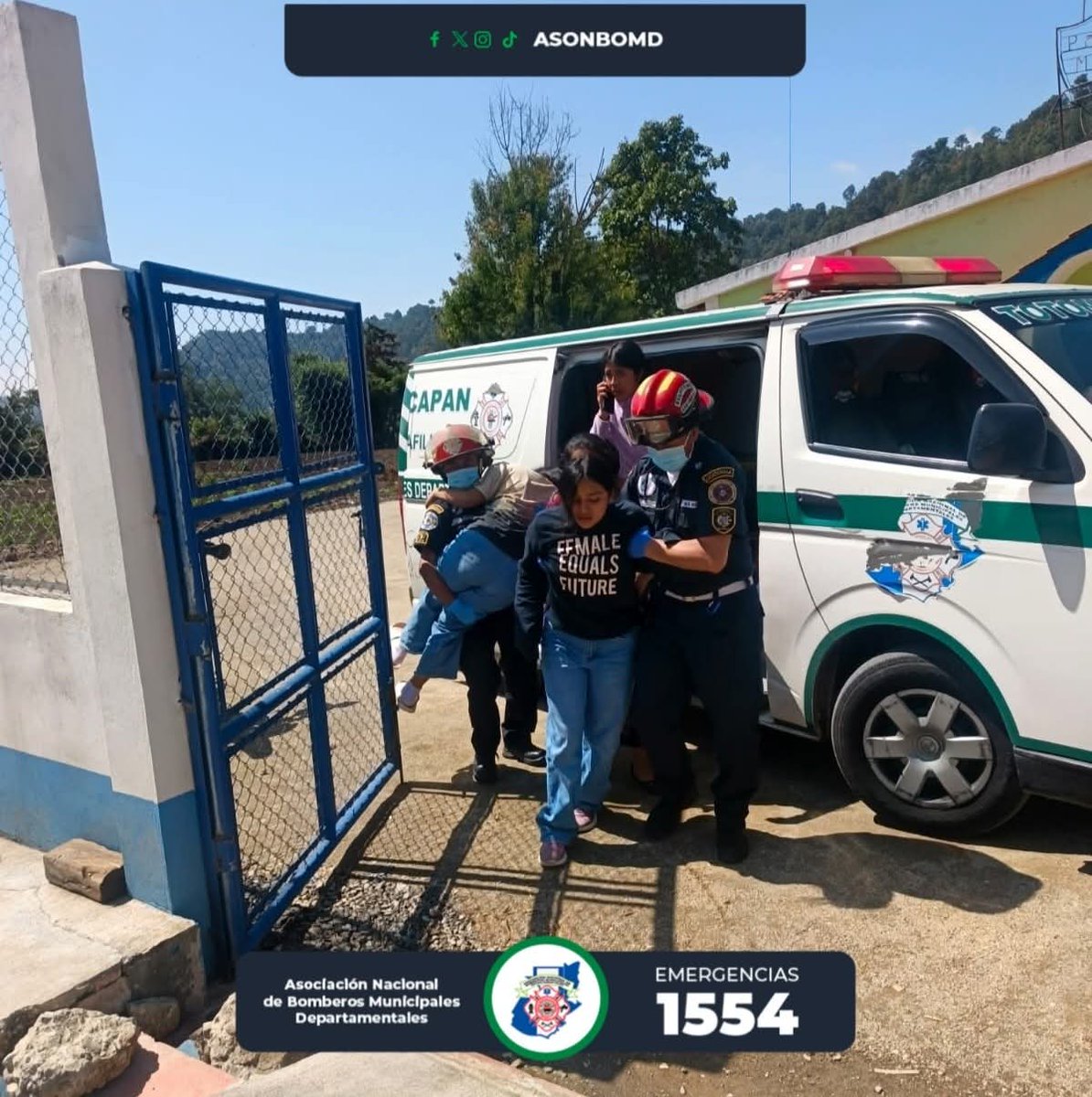 ClarOscuroNews's tweet photo. El Ministerio de Salud informa que la red de servicios en Sololá brindó atención oportuna a 358 estudiantes del ENRO afectados en Santa Lucía Utatlán, por intoxicación alimenticia. https://t.co/yivcyQca89