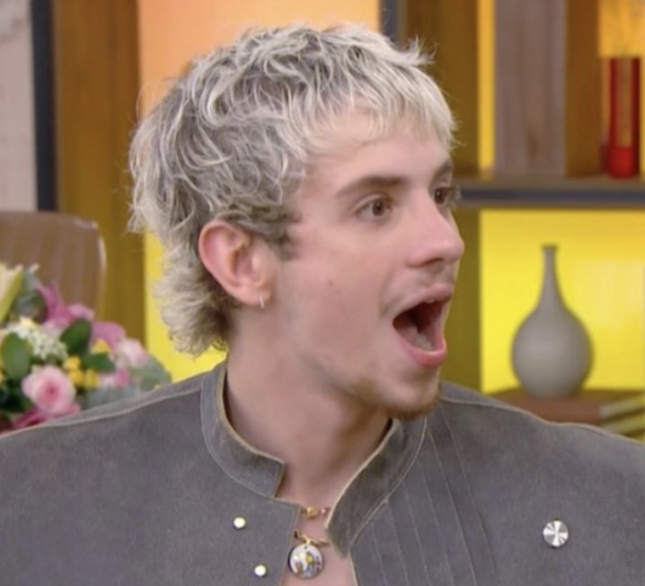 Tem uma frase que eu sempre falo que é "As melhores pessoas nascem em setembro". Hoje atendi um cliente q nasceu em setembro, e,  aí eu comentei "Nossa! Somos colegas de mês", ai ele me solta "As melhores pessoas nascem em setembro" eu fiquei só o Juliano gag