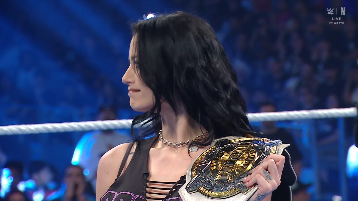 LuigiWrestling's tweet image. Brie Bella: "Nikki, ponte bien pronto. Al menos tengo aquí a alguien de la que me fío, alguien a la que llamo mi hermana... Paige, bienvenida de vuelta"

Qué dura va a ir la traición de Nikki cuando toque. #SmackDown