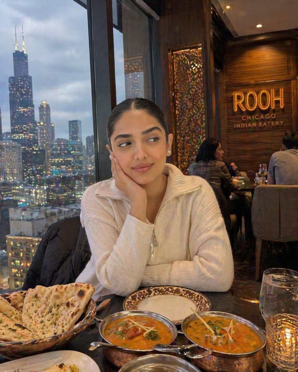 NimratKaur4u4's tweet image. Chicago vibes 
Enjoying a cozy evening with delicious Indian food, beautiful city views, and peaceful moments 🤍🍽️
Sometimes all you need is good food, a warm place, and a happy heart  #Chicago #DinnerDate #IndianFood #CityLights #CozyVibes #FashionLife