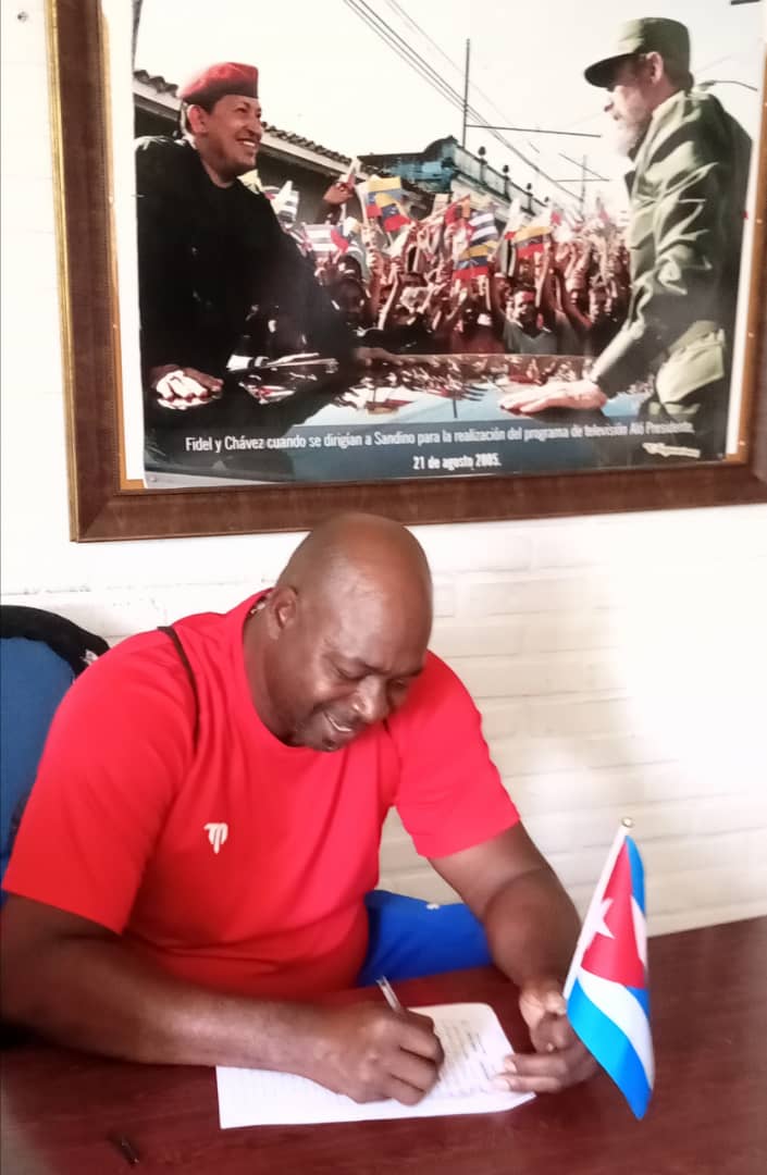 <a href="/EVilluendasC/">Enrique Villuendas</a> <a href="/AbelPrieto11/">Abel Prieto</a> <a href="/ShadowsOfGreys/">Greys Gómez</a> <a href="/L0renaGM/">Lorena 🇨🇺🇵🇸</a> <a href="/AriagnaPavonG/">☭Ariagna Pavón Guerrero🌻❤️🇨🇺</a> <a href="/yordanyhabana/">𝐘𝐨𝐫𝐝𝐚𝐧𝐲𝐇𝐚𝐛𝐚𝐧𝐚 🇨🇺🇻🇪🇳🇮🇵🇸</a> <a href="/AlmaguerPerdomo/">Emilio Almaguer Perdomo</a> Pedro Luis Lazo lanzando por Cuba dentro y fuera del terreno. Ahora también con su firma: recta de dignidad, slider contra el bloqueo, cambio por la paz. Ese es el equipo que no se rinde. ¡Contigo, pítcher! ⚾🇨🇺✍️ #MiFirmaPorLaPatria